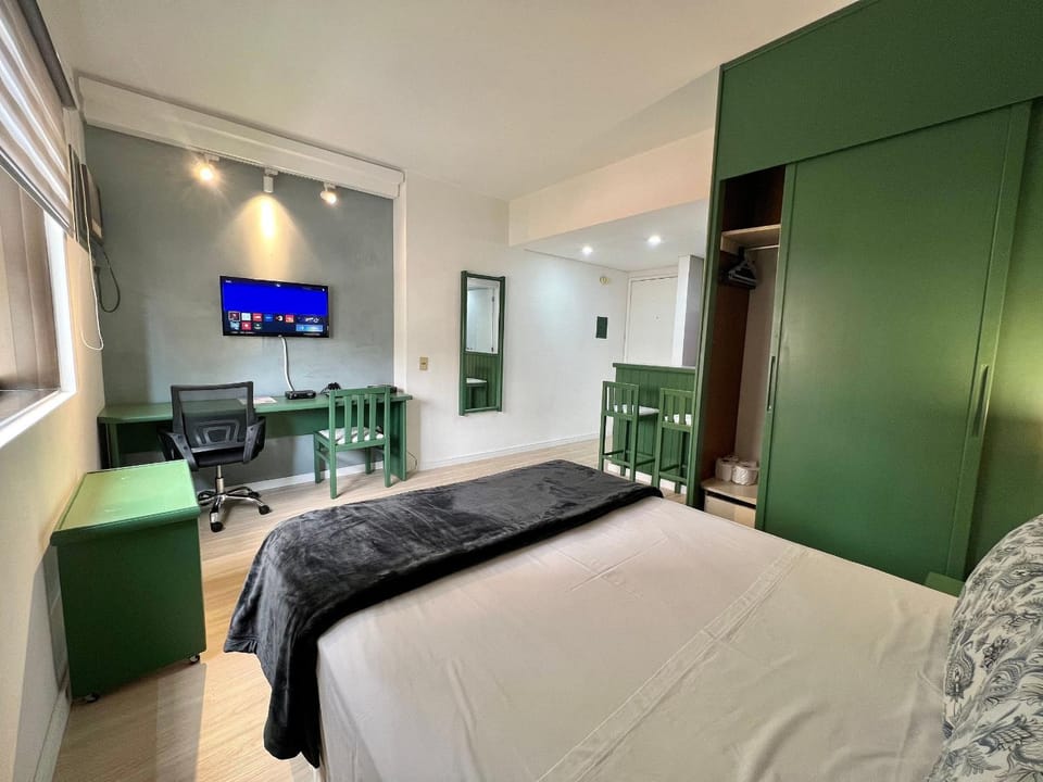 Bed, TV and multimedia, Bedroom