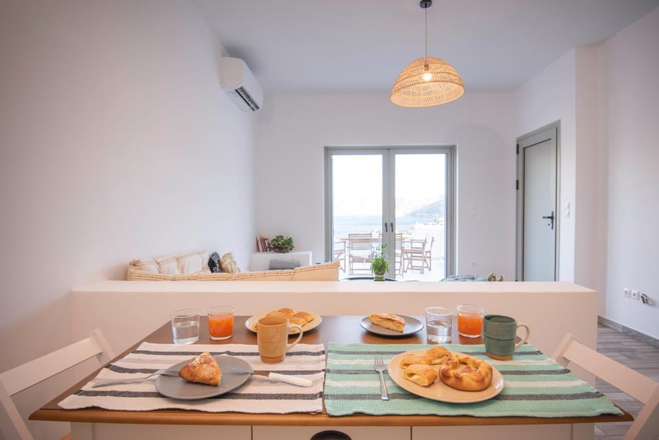 Coffee/tea facilities, View (from property/room), Kitchen or kitchenette, Food and drinks, Dining area, Food, Mountain view, Sea view, Breakfast, Continental breakfast