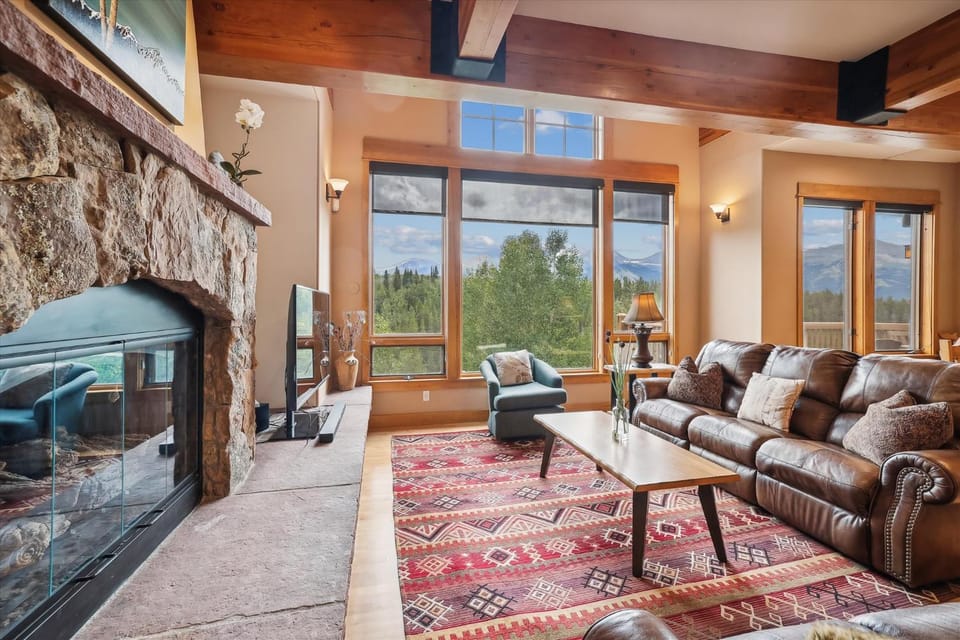 Experience mountain views at Alpine Vista Retreat, a spacious 3-bedroom home in Breckenridge! House in Breckenridge
