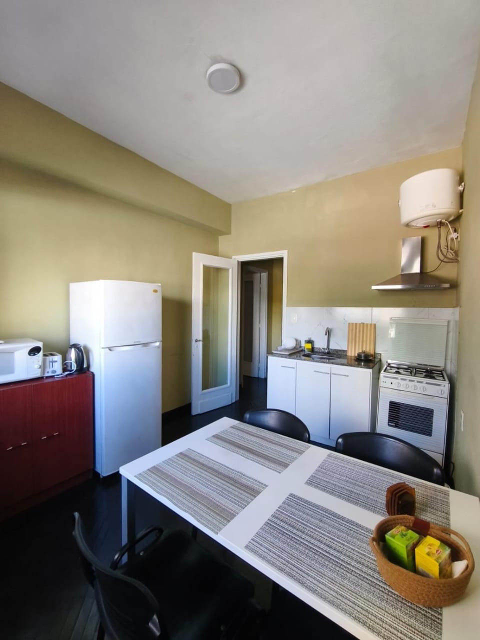 Kitchen or kitchenette, Dining area, oven