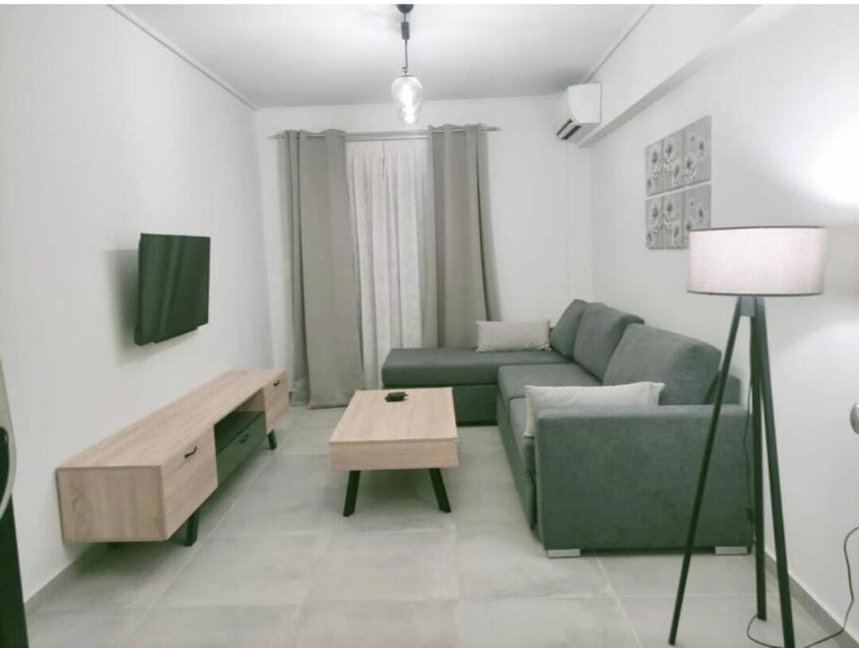 Communal lounge/ TV room, TV and multimedia, Living room, Seating area, Evening entertainment, air conditioner