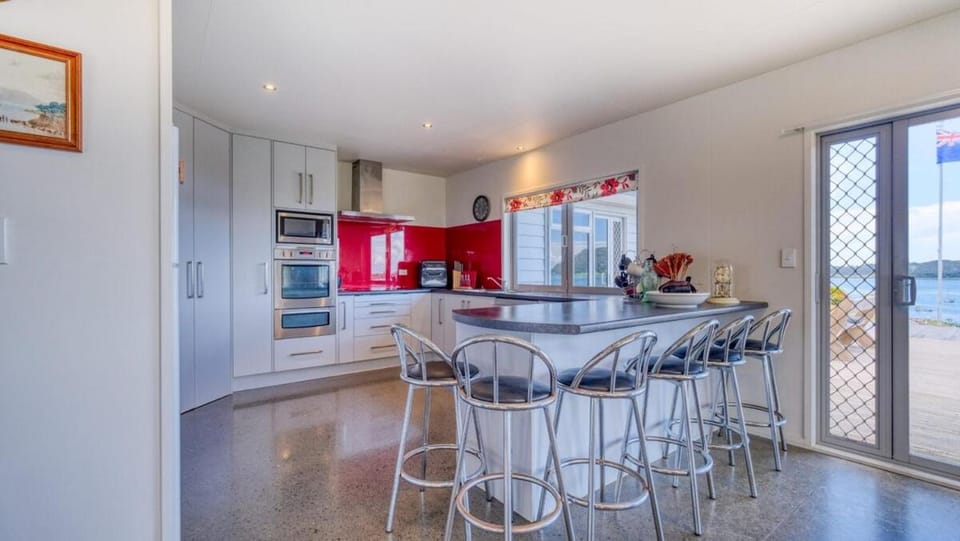 Hook'em Heights House in Northland