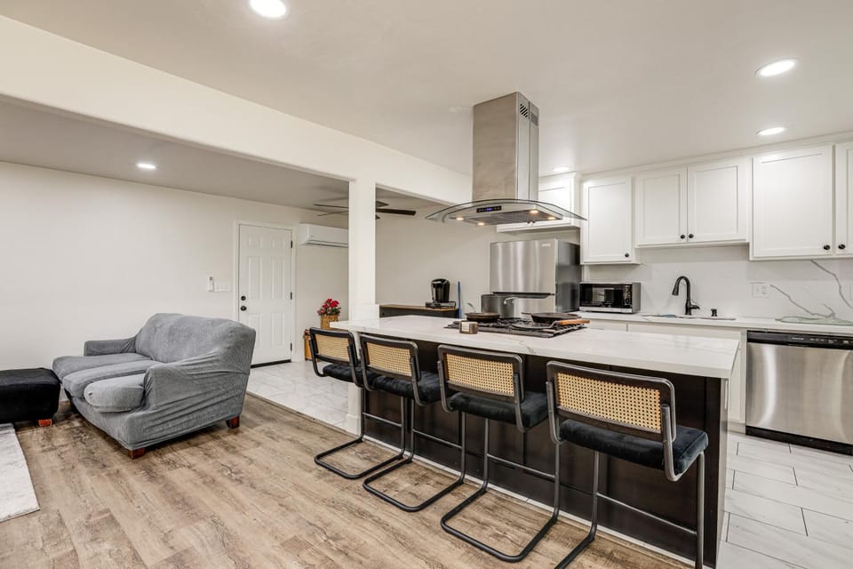 Under 1 Mi to Med Center! Stylish Home in Tulare House in Tulare
