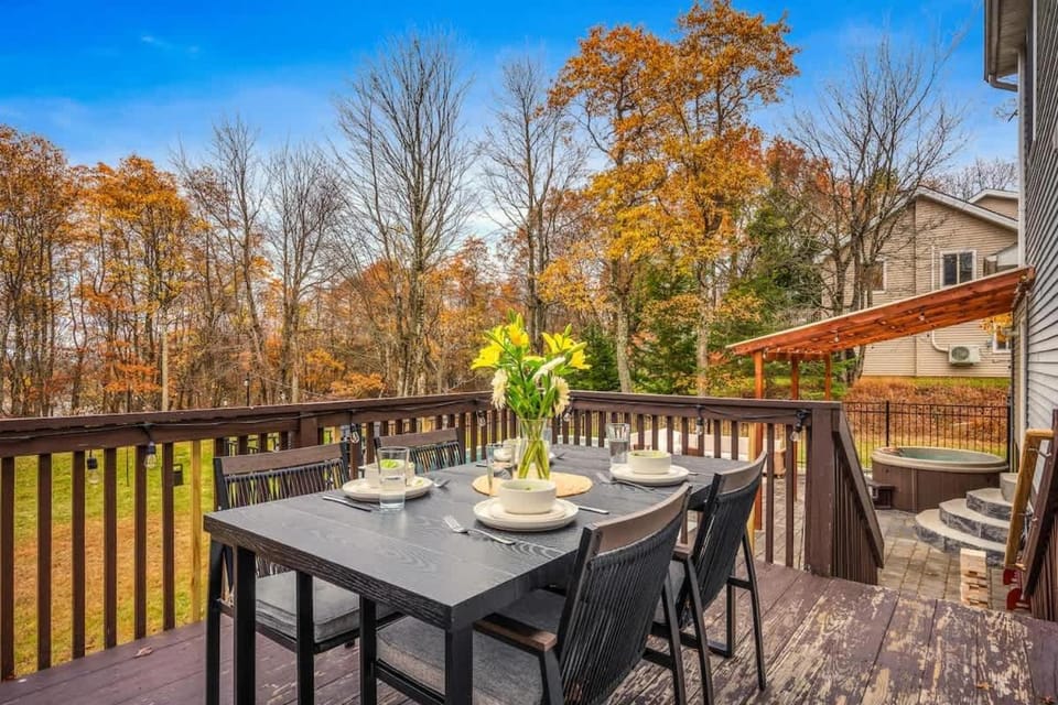 Luxury Escape 5BR Pool HotTub Game Room FirePit House in Emerald Lakes