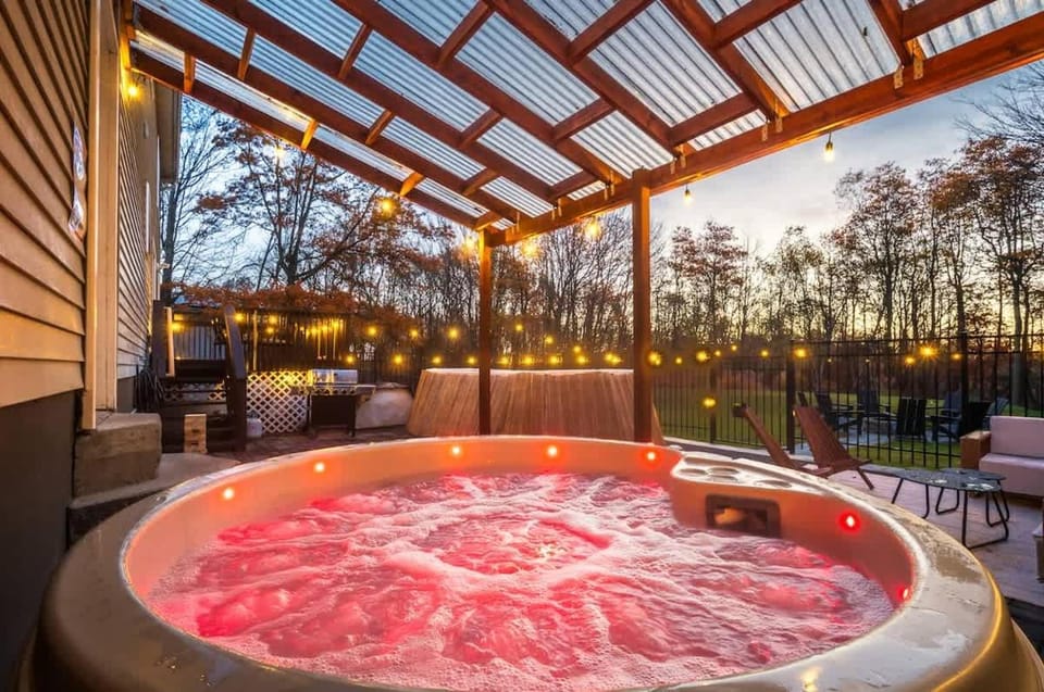 Luxury Escape 5BR Pool HotTub Game Room FirePit House in Emerald Lakes