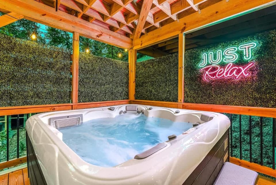 LUX Cabin Theater HotTub FirePit GameRm MtnViews Cabin in Massanutten