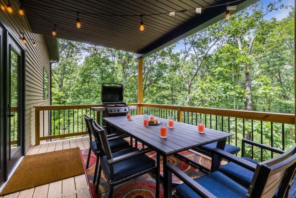 LUX Cabin Theater HotTub FirePit GameRm MtnViews Cabin in Massanutten