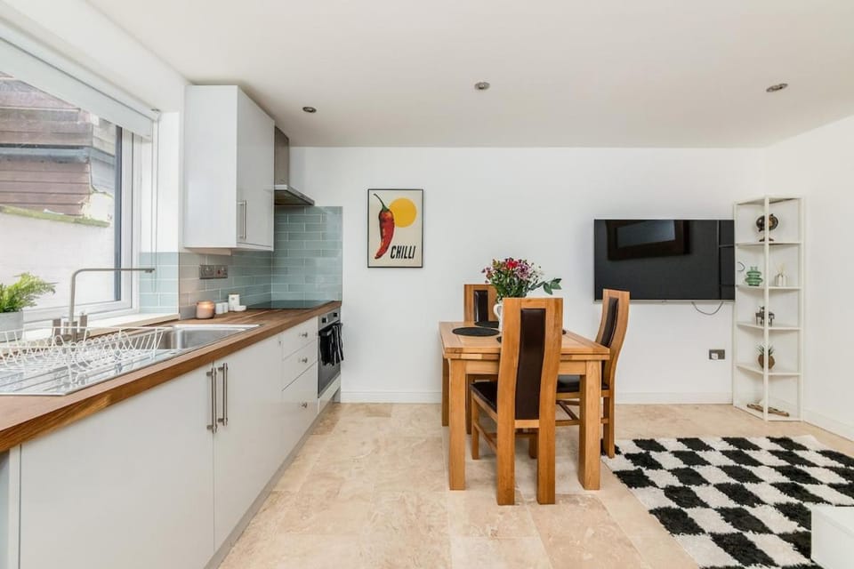 Oxford, St Clements, 2-Bed, Minutes to Centre with Private Garden Courtyard House in Oxford