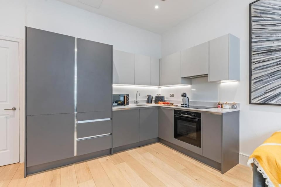 Coffee/tea facilities, Kitchen or kitchenette, dishwasher, microwave, oven, stove, toaster, toaster, washing machine, washing machine