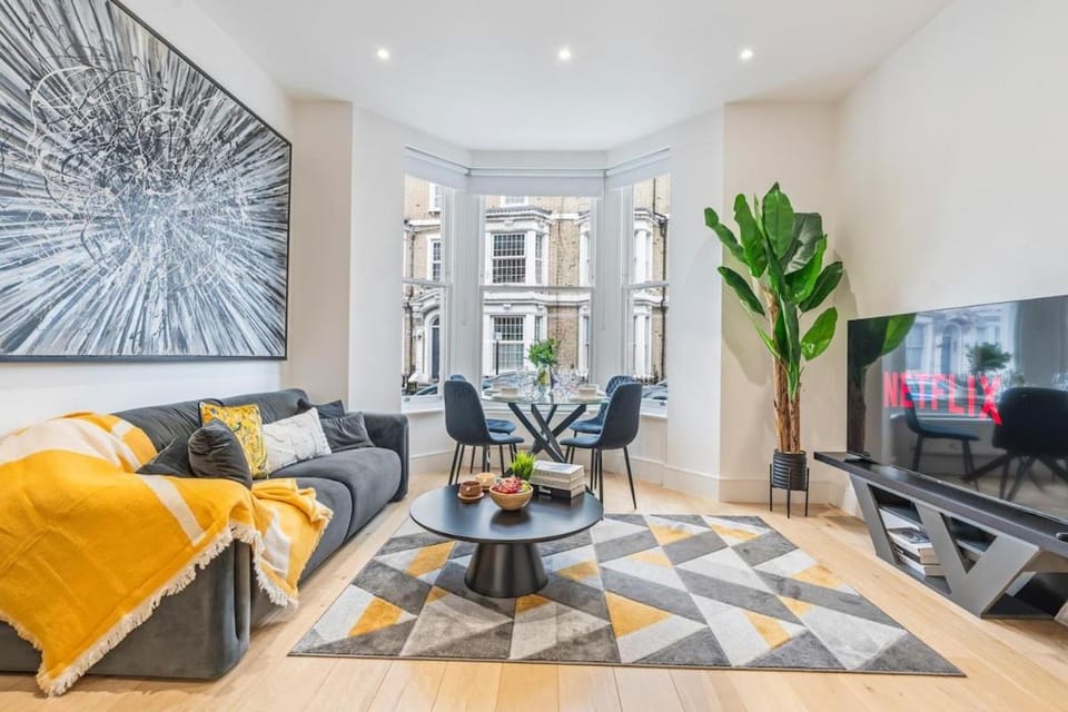 TV and multimedia, Living room, Photo of the whole room, Seating area, Evening entertainment