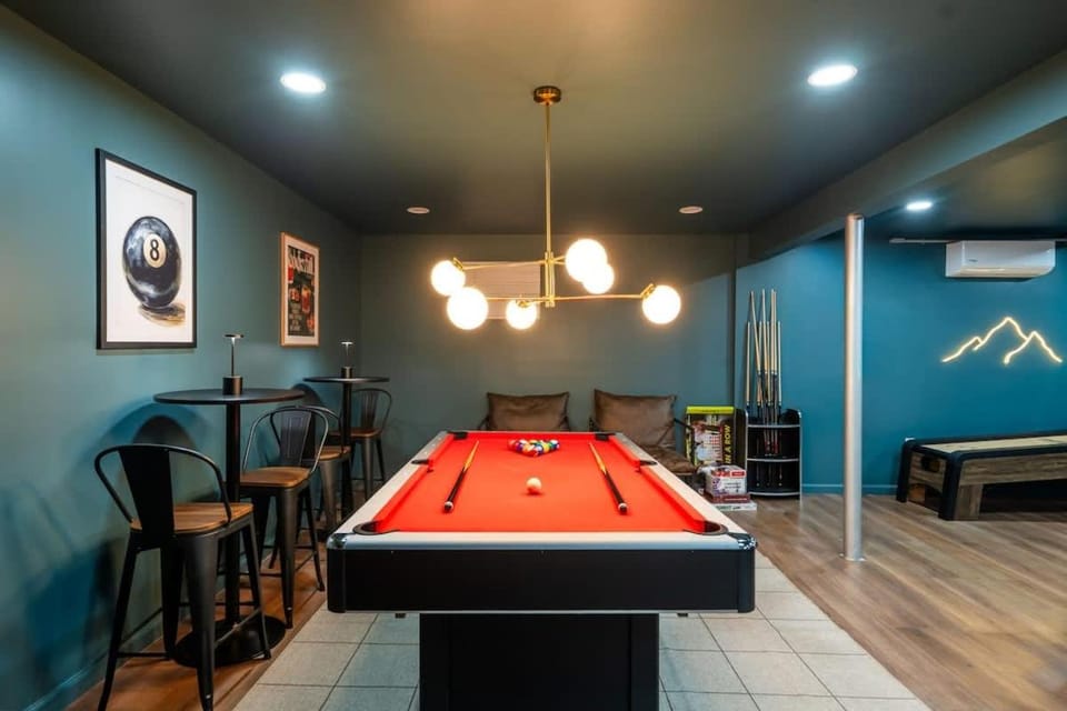 Retreat HotTub FirePit Sauna GameRm Pool Playroom House in Stroud Township