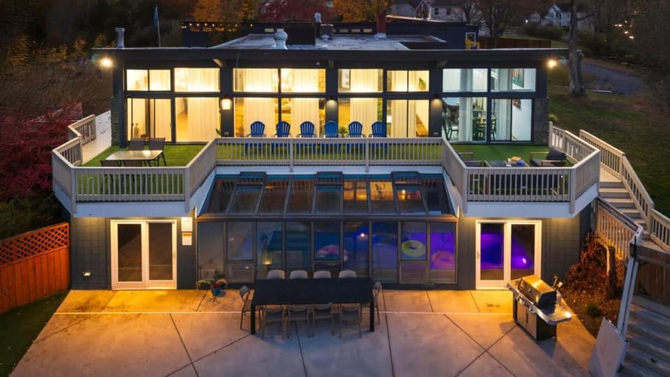 10K sqft Estate 2 Pools Pond Games Sauna Hot Tub House in Middle Smithfield