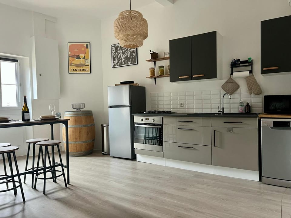Kitchen or kitchenette, Dining area, stove