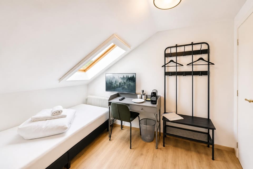 Bed, TV and multimedia, Photo of the whole room, Bedroom, towels