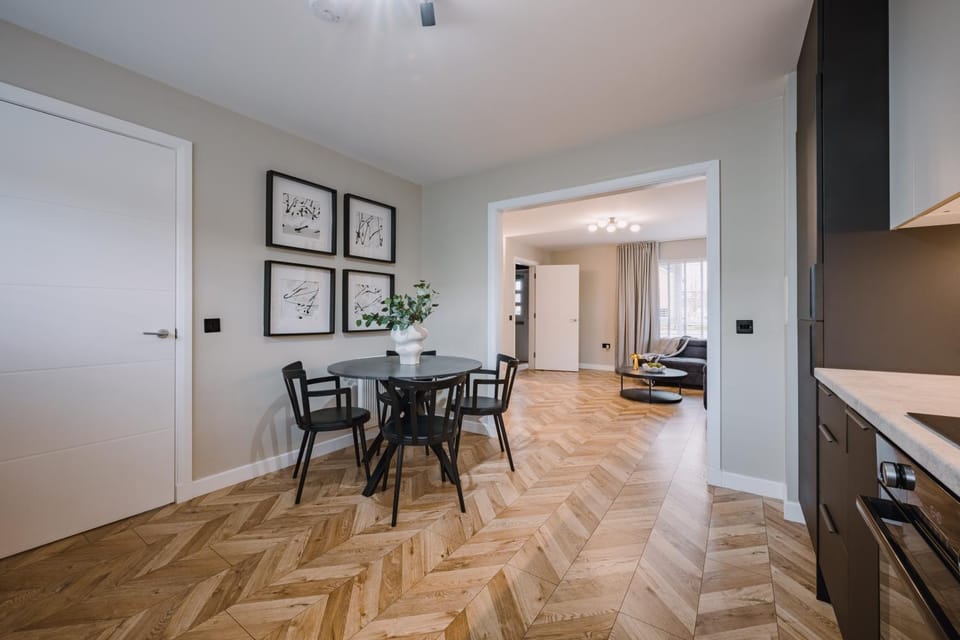 Kitchen or kitchenette, Dining area