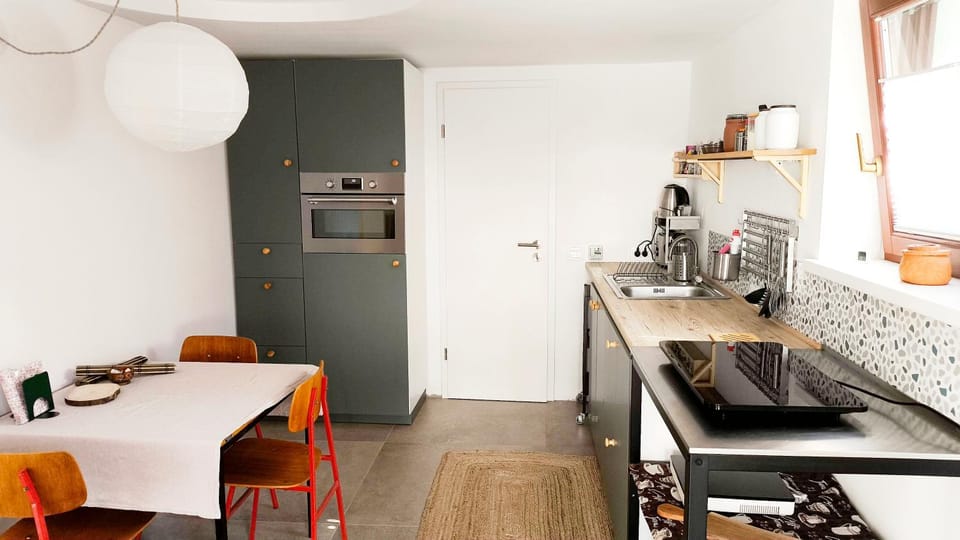 Property building, Coffee/tea facilities, Kitchen or kitchenette, Dining area, oven, toaster