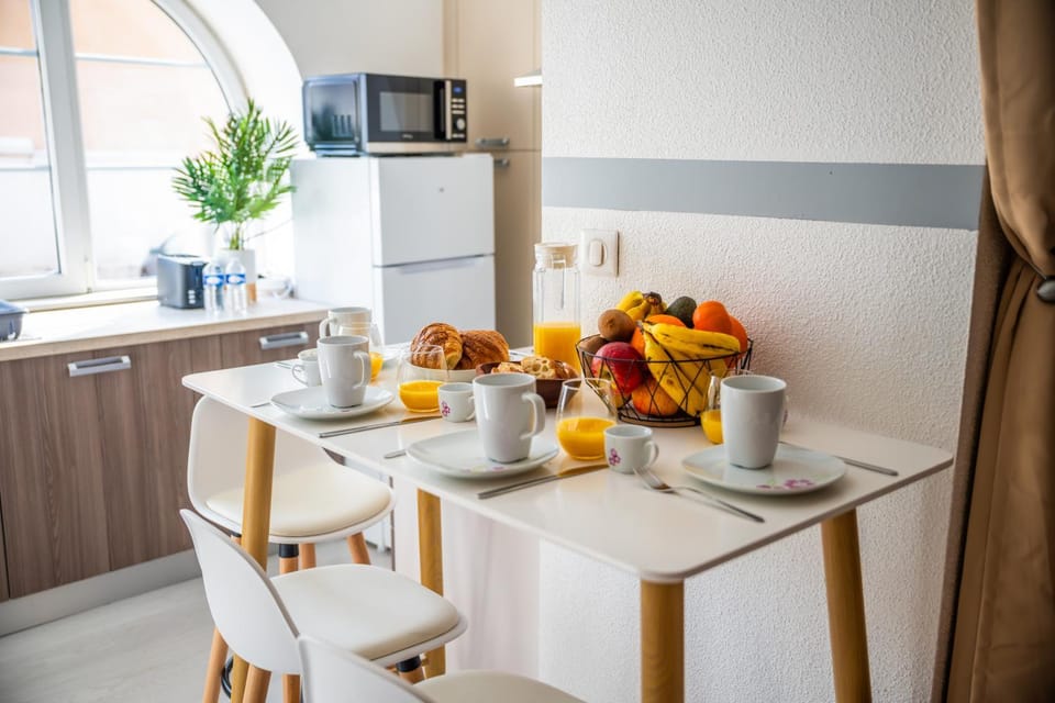 Kitchen or kitchenette, Dining area