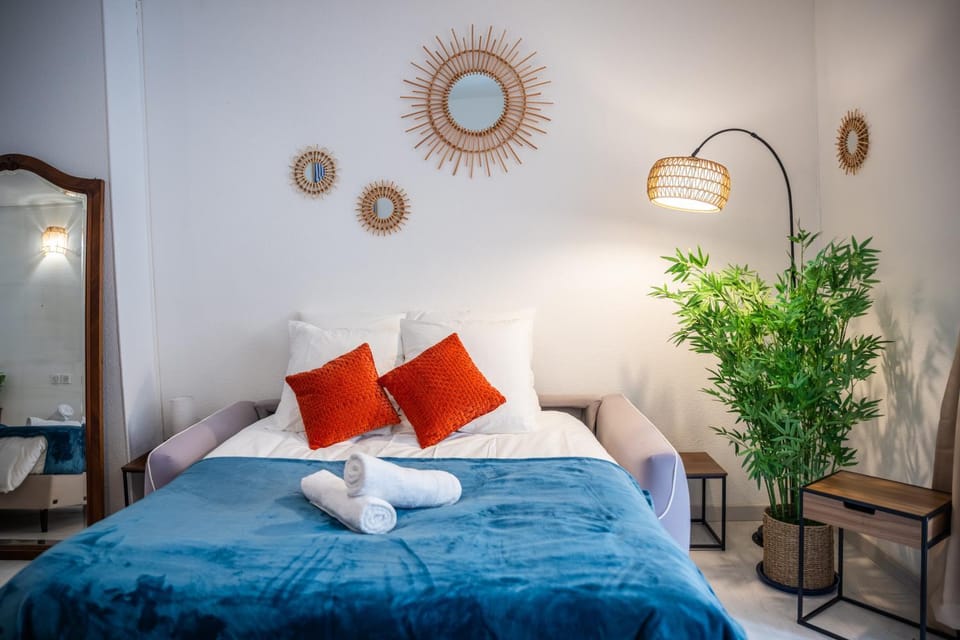 Bed, Bedroom, towels
