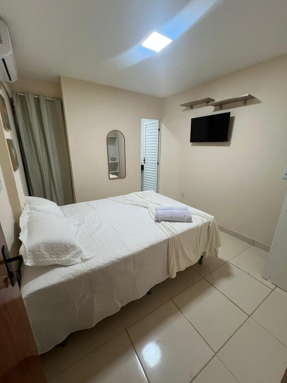 Bed, TV and multimedia, Photo of the whole room, Bedroom, towels, air conditioner
