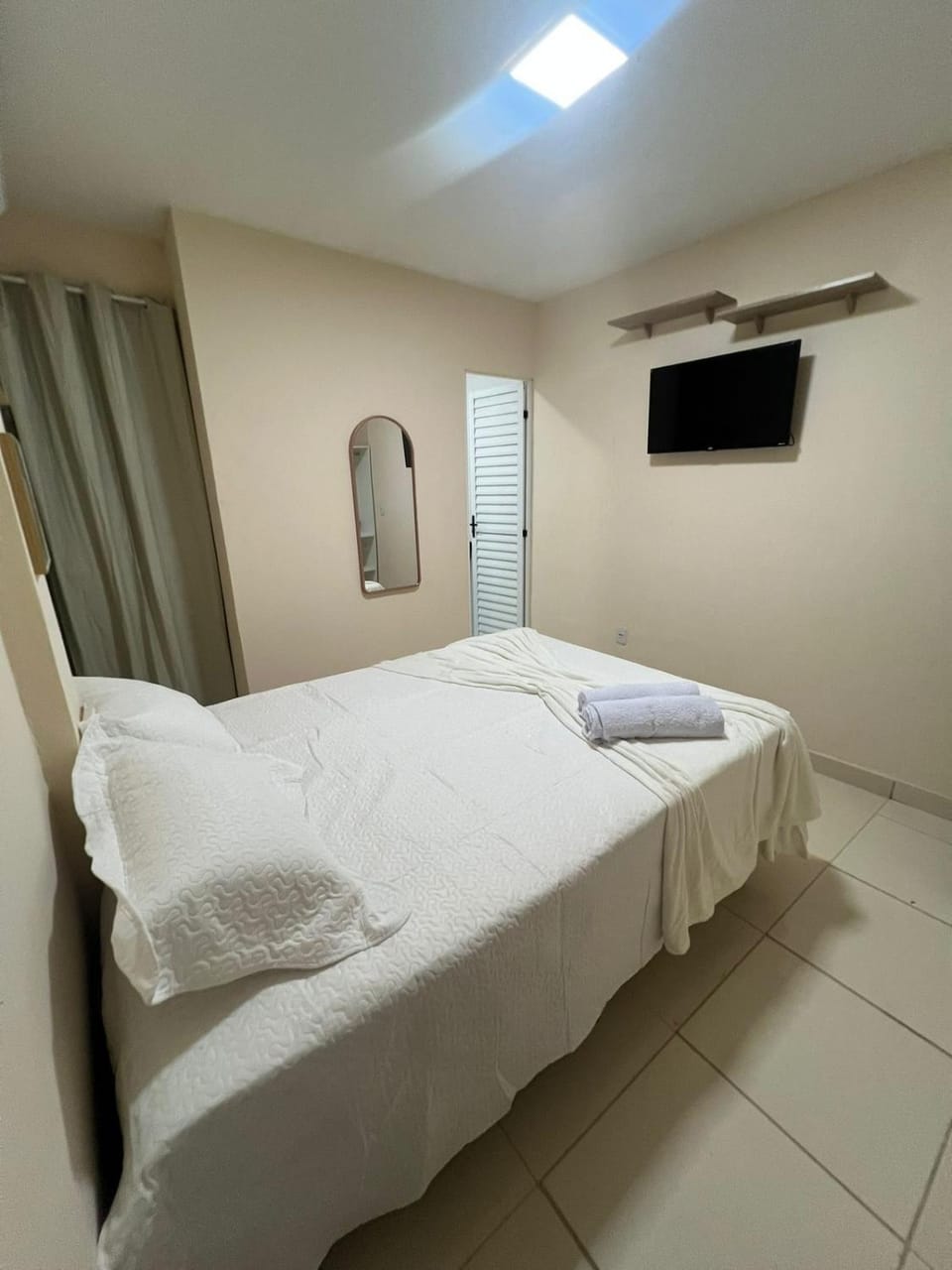 Bed, TV and multimedia, Photo of the whole room, Bedroom, towels, air conditioner
