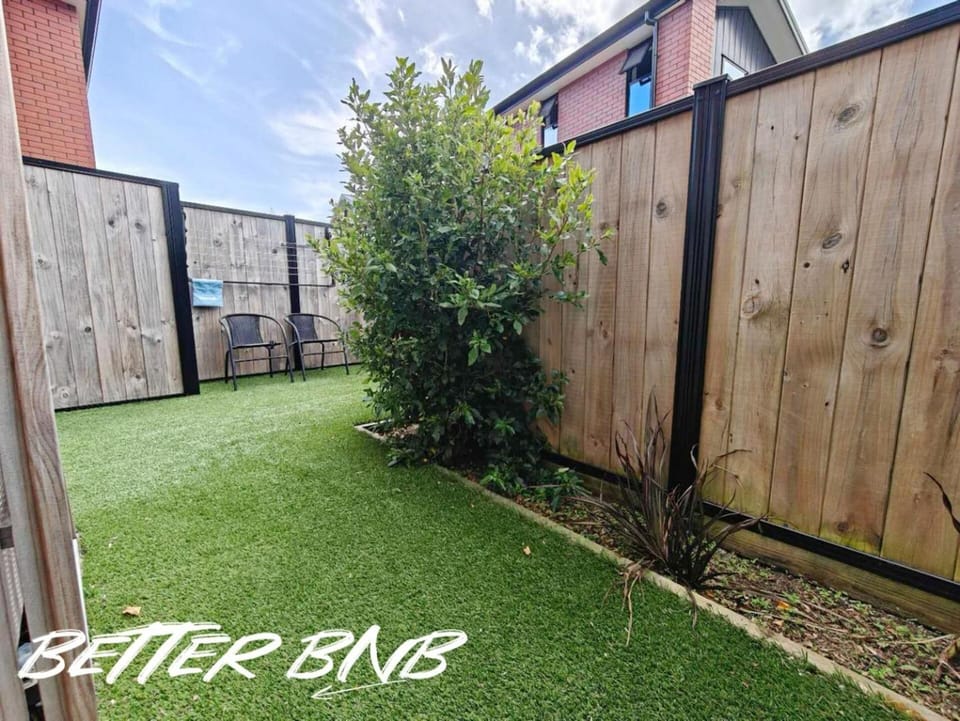 Quiet Haven Retreat | Cozy Modern Townhouse House in Lower Hutt