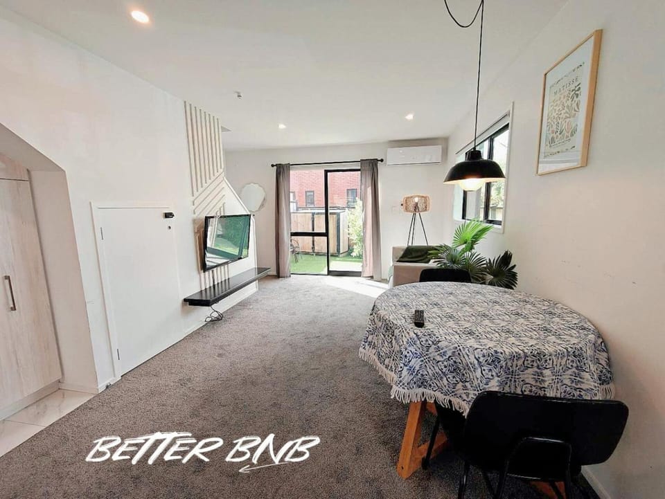 Quiet Haven Retreat | Cozy Modern Townhouse House in Lower Hutt