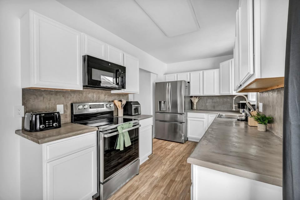 Modern Stylish Urban Haven 4 Bedroom 2 Bath - Dog Friendly House in Akron