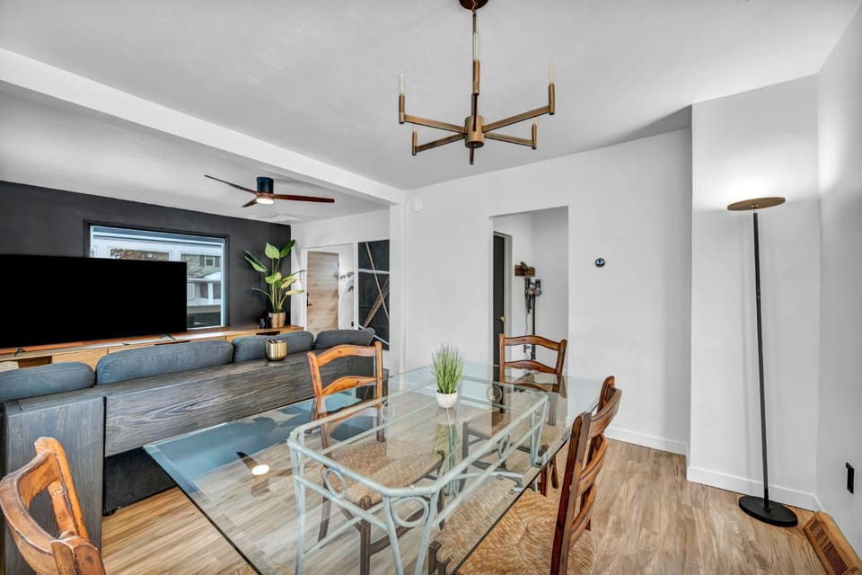 Modern Stylish Urban Haven 4 Bedroom 2 Bath - Dog Friendly House in Akron