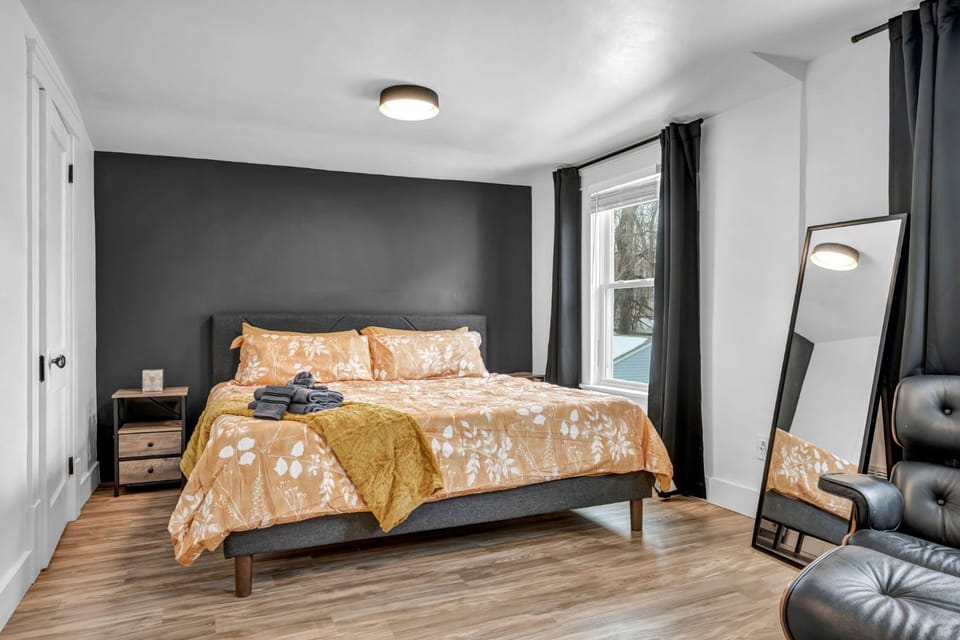 Modern Stylish Urban Haven 4 Bedroom 2 Bath - Dog Friendly House in Akron