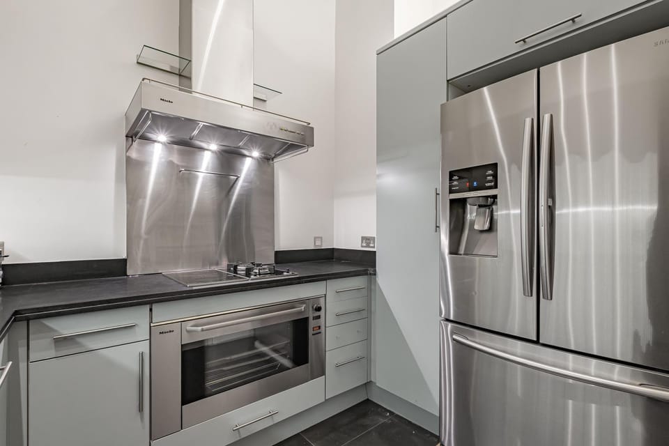 Kitchen or kitchenette, dishwasher, minibar, oven, stove
