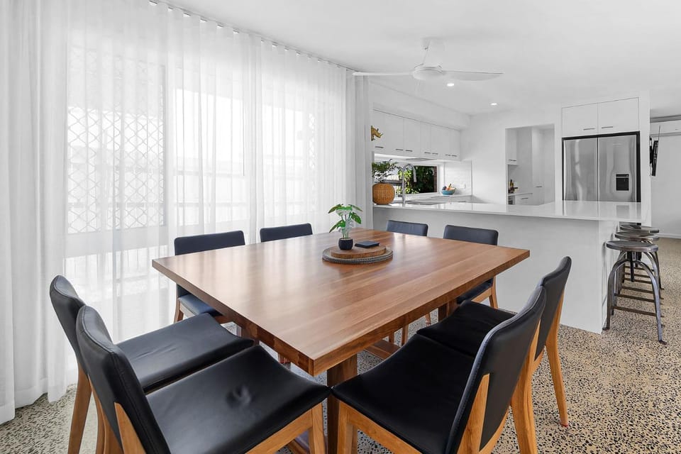 5 bedroom house, walk to beach Bed and Breakfast in Maroochydore
