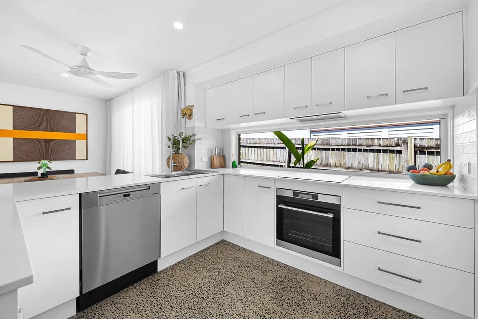 5 bedroom house, walk to beach Bed and Breakfast in Maroochydore