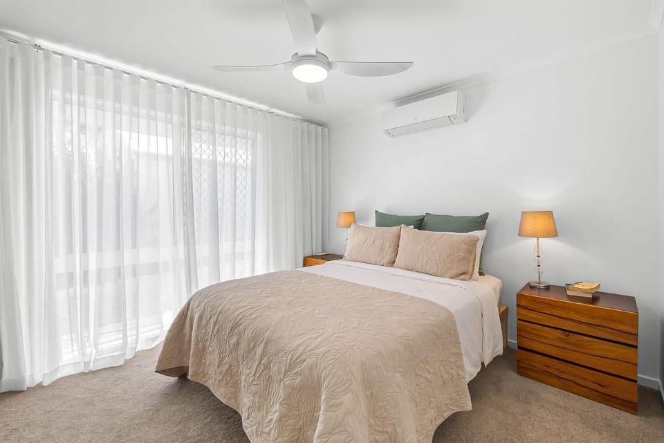 5 bedroom house, walk to beach Bed and Breakfast in Maroochydore