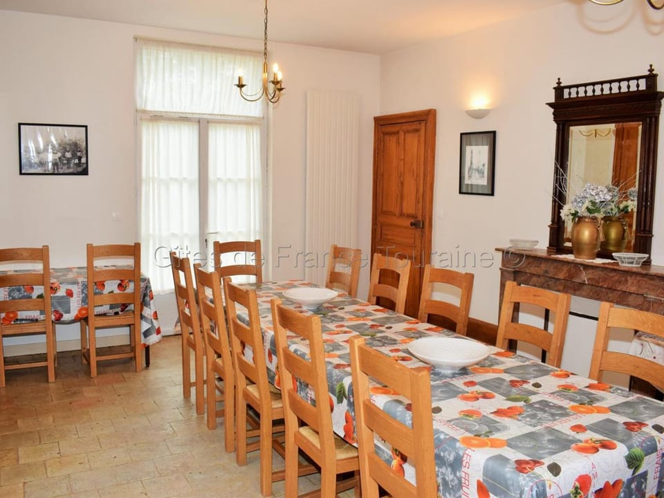 Gîte spacieux de 8 chambres avec jardin, Animaux admis, Wifi, Parking - FR-1-381-646 House in Centre-Val de Loire