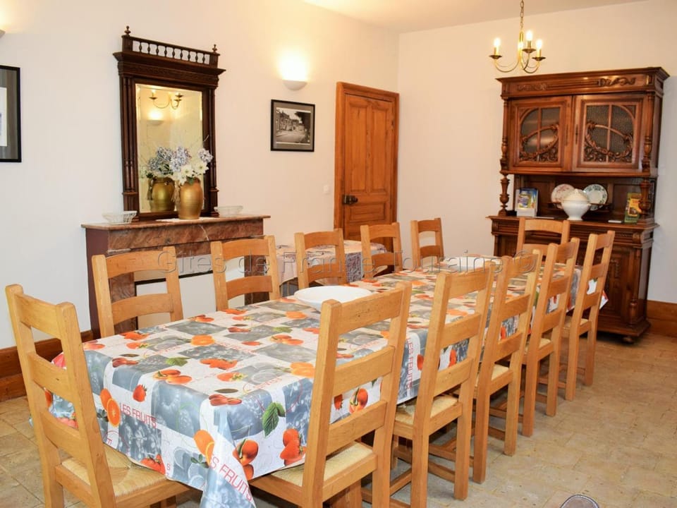 Gîte spacieux de 8 chambres avec jardin, Animaux admis, Wifi, Parking - FR-1-381-646 House in Centre-Val de Loire