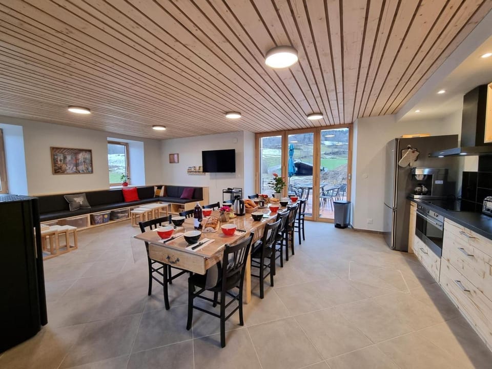 Gîte confortable 10/14 pers avec animaux admis - FR-1-496-383 House in Auvergne-Rhône-Alpes