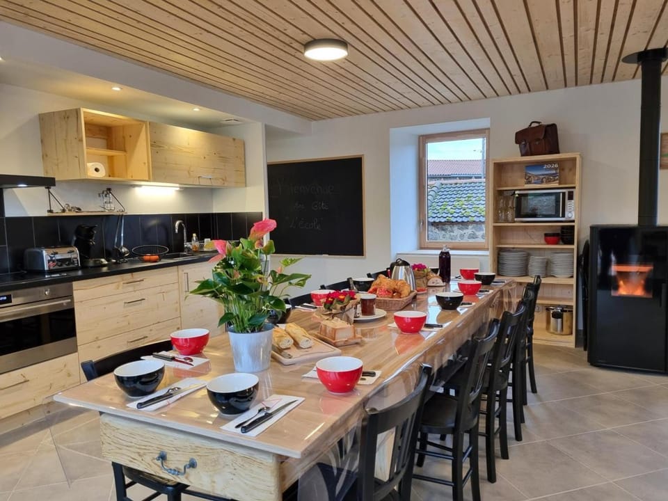 Gîte confortable 10/14 pers avec animaux admis - FR-1-496-383 House in Auvergne-Rhône-Alpes