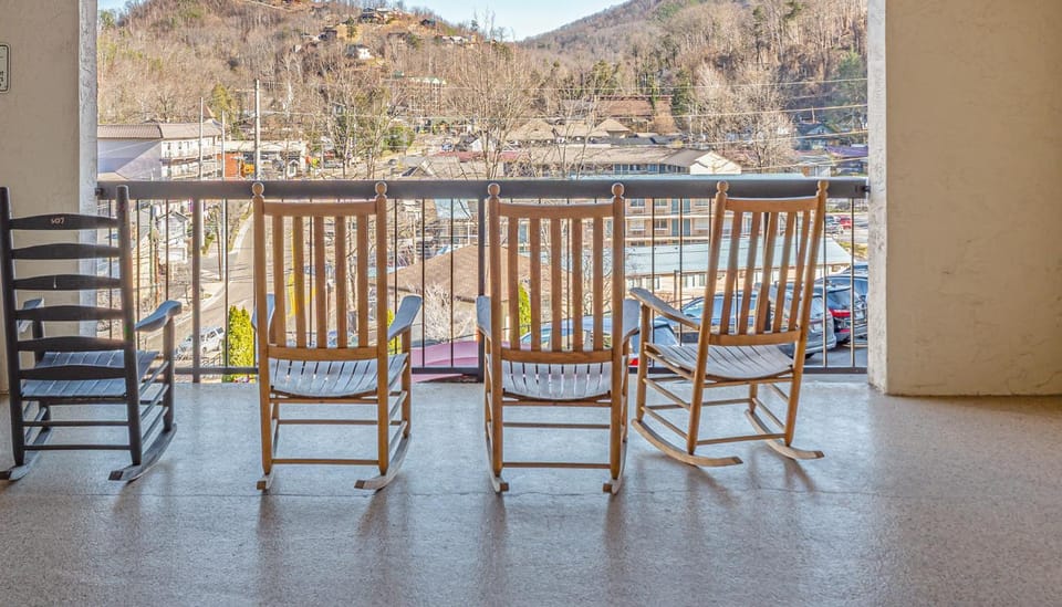 The Pioneer Unit 207 Apartment in Gatlinburg