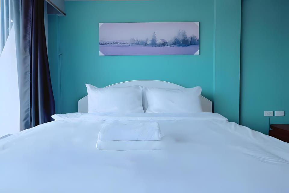 Bed, Photo of the whole room, Bedroom, towels