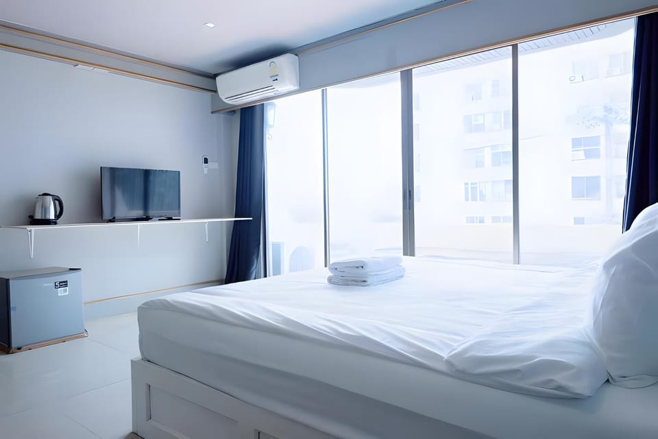Bed, TV and multimedia, Photo of the whole room, Bedroom, air conditioner