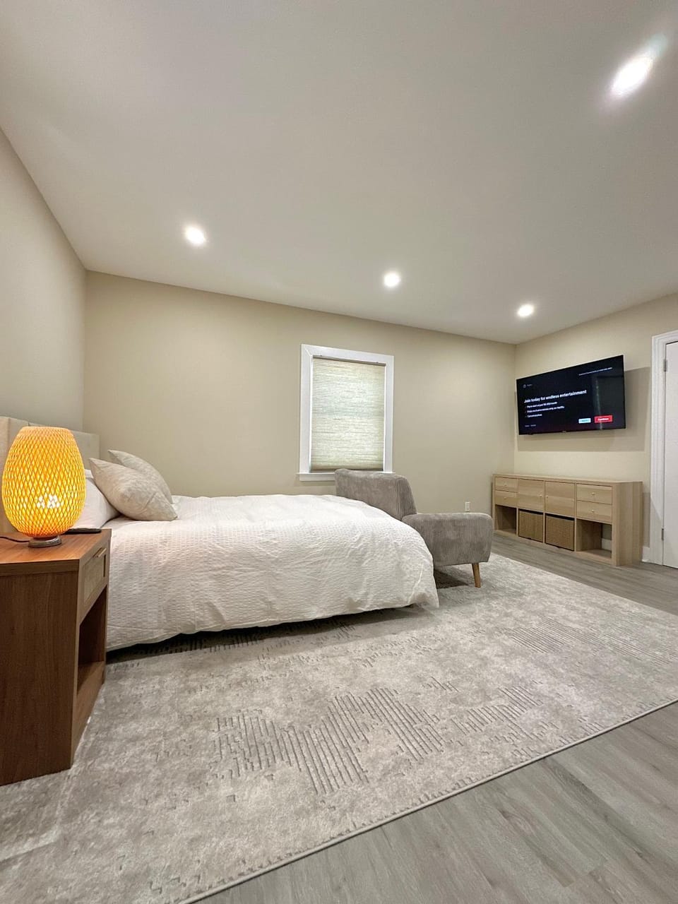 Bed, TV and multimedia, Living room, Seating area, Bedroom