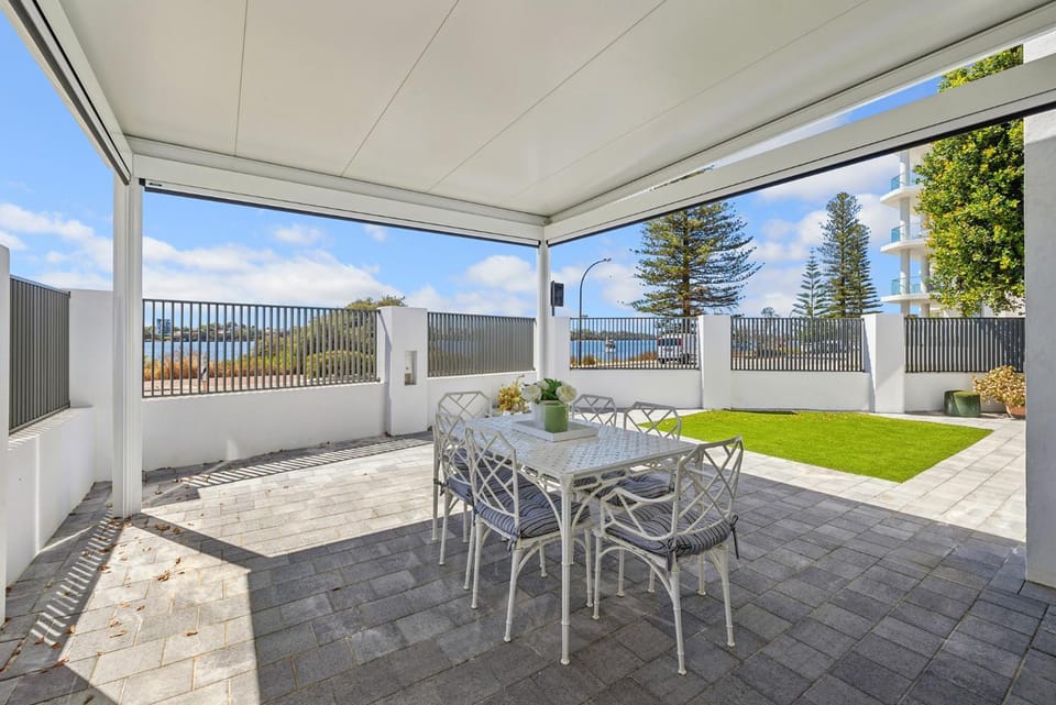 Patio, Day, Dining area, Lake view