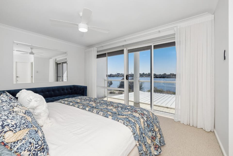 Bed, View (from property/room), Bedroom, Lake view