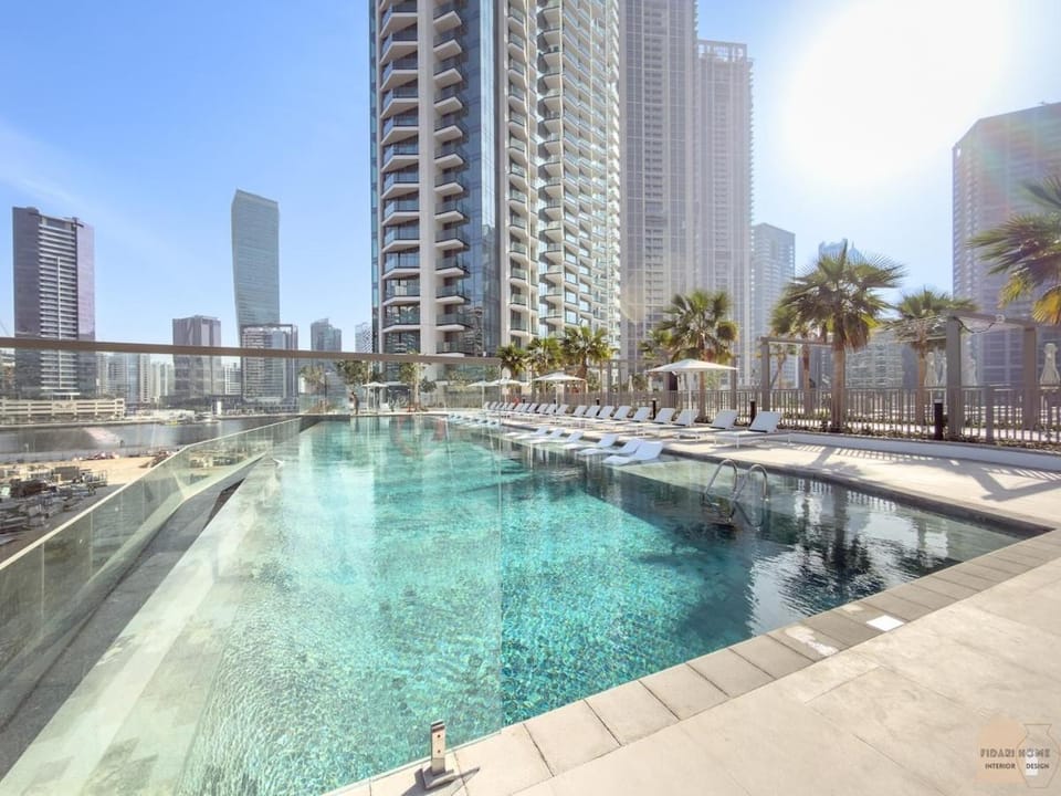 Skyview Experience View Burj Khalifa Pool, Canal Apartment in Dubai