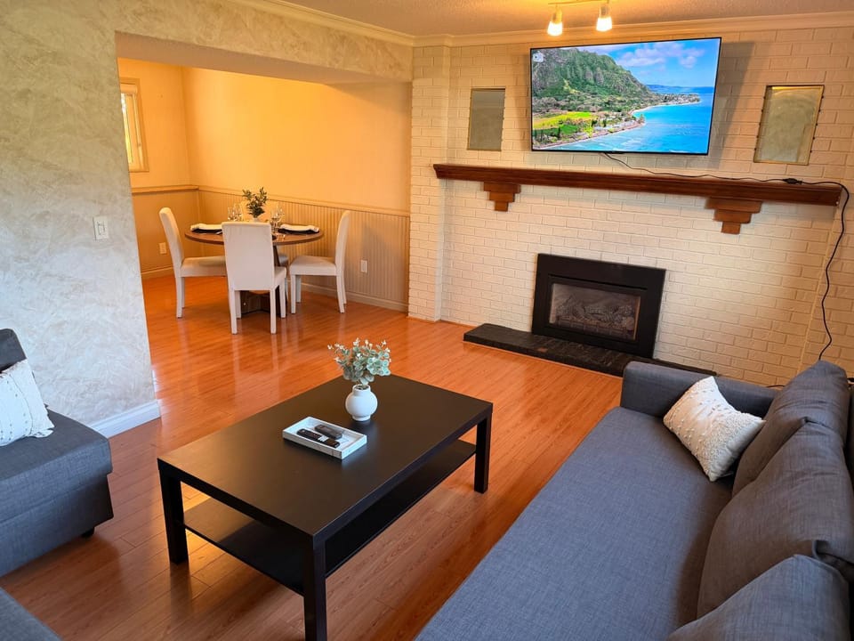 TV and multimedia, Living room, Seating area, Dining area