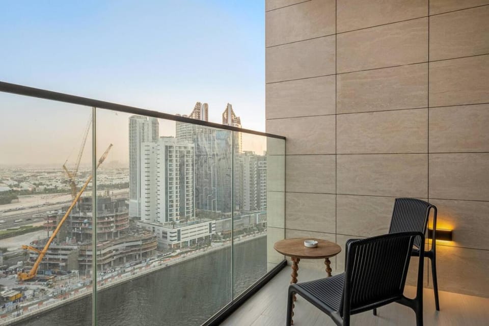 FIRST CLASS Studio Private Jacuzzi Canal View Apartment in Dubai