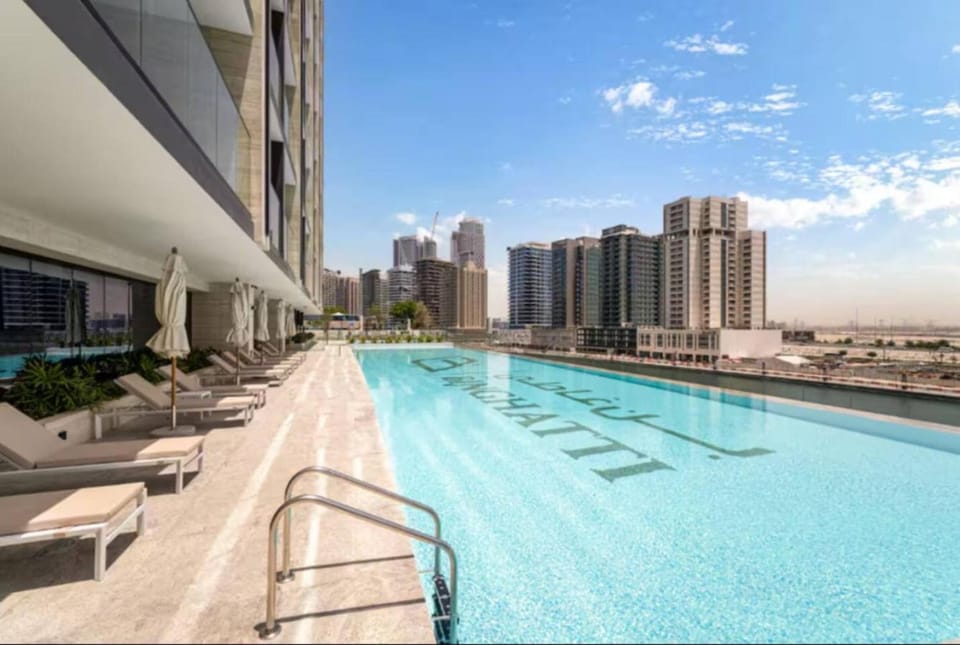 FIRST CLASS Studio Private Jacuzzi Canal View Apartment in Dubai