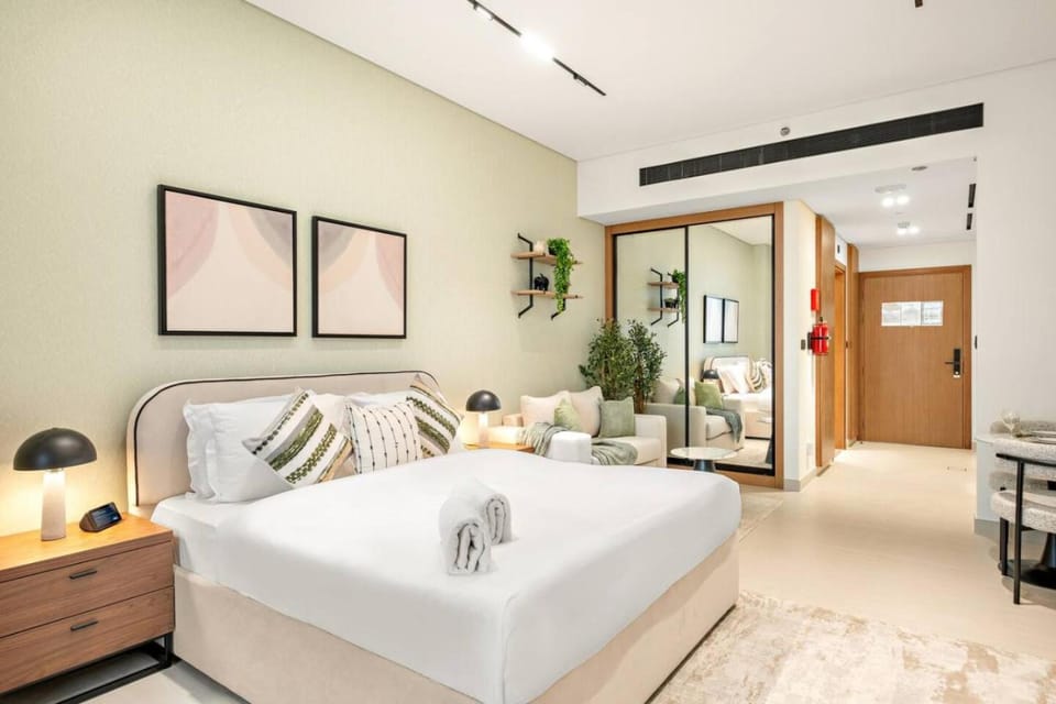 FIRST CLASS Studio Private Jacuzzi Canal View Apartment in Dubai