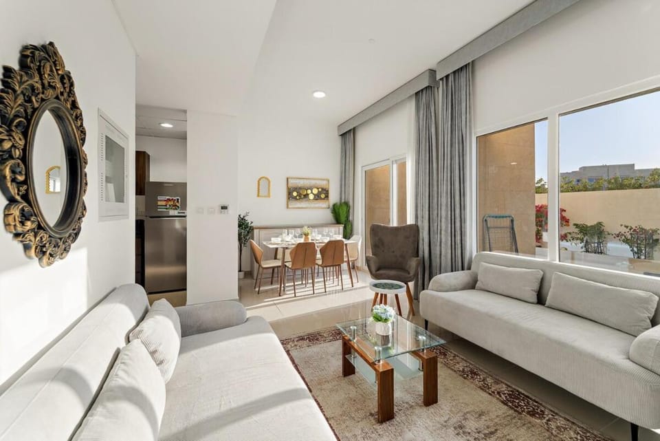 FIRST CLASS Villa Peaceful Pool View Retreat Apartment in Dubai