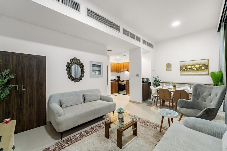 FIRST CLASS Villa Peaceful Pool View Retreat Apartment in Dubai